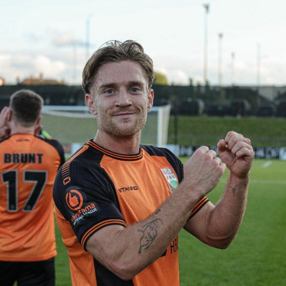 Ryan Glover… Signing of the season? 🤔 

What a season the versatile 24yo is having, whether that be as a WB, Midfielder, or winger.

Excellent in half spaces. Wonderful technique. Brilliant tactical understanding. 🧠 

Another superb performance 🆚 Woking! 💪 

#BarnetFC 🟠⚫️