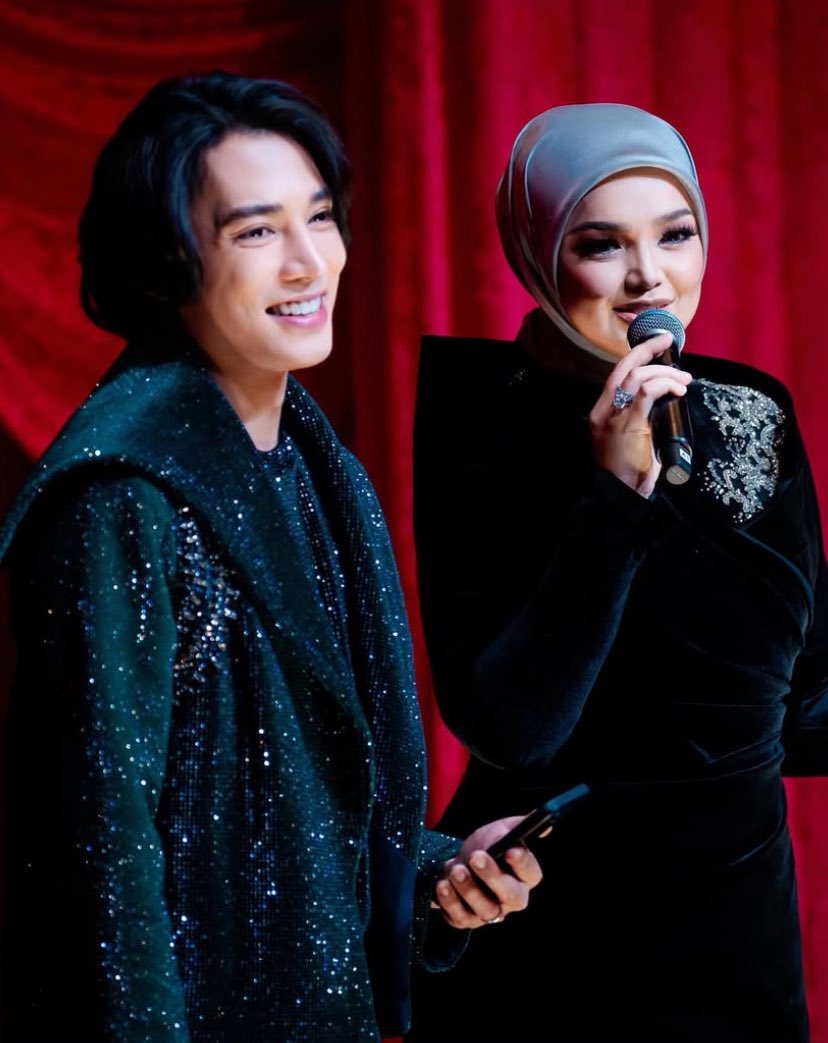 BAD_ARSILA's tweet photo. "Sebenarnya yang sebaris penyanyi antarabangsa ialah Siti Nurhaliza. Kami di belakang hanya sebagai pendukung. Lagu itu sendiri rasa hasil kerjasama kami. Tanpa Siti kami tidak sampai situ" - Hael Husaini
#AntaPermana #KingCharlesIII #SitiHistory https://t.co/t59WtCFY9S