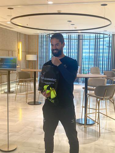 Hace año y medio les invité a todo el <a href="/RealBetis/">Real Betis Balompié 🌴💚</a> a que vinieran a probar y que casualidad que <a href="/isco_alarcon/">ISCO ALARCON</a> recibe un buen regalito de <a href="/Tu_Extremadura/">TuExtremadura Laura Tena</a> cuando se te acabe te llevo más 😂👍.