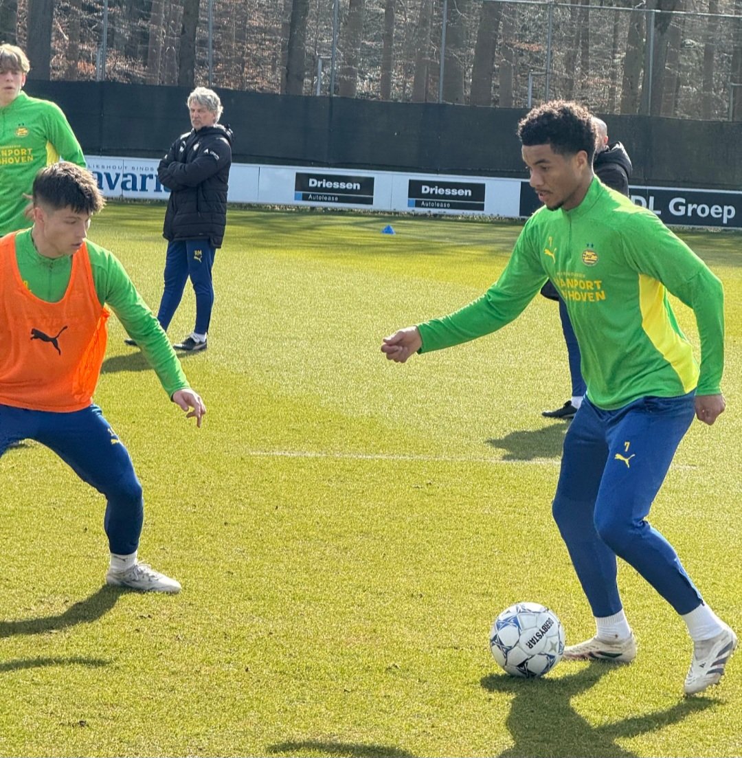 RikElfrink's tweet image. Hier nog wat beter beeld van Tillman vol in actie bij PSV. (via @JCrombach)

- Namens Jong PSV zijn Van de Blaak, Verkooijen, Van den Heuvel, Monamay en Houben erbij.