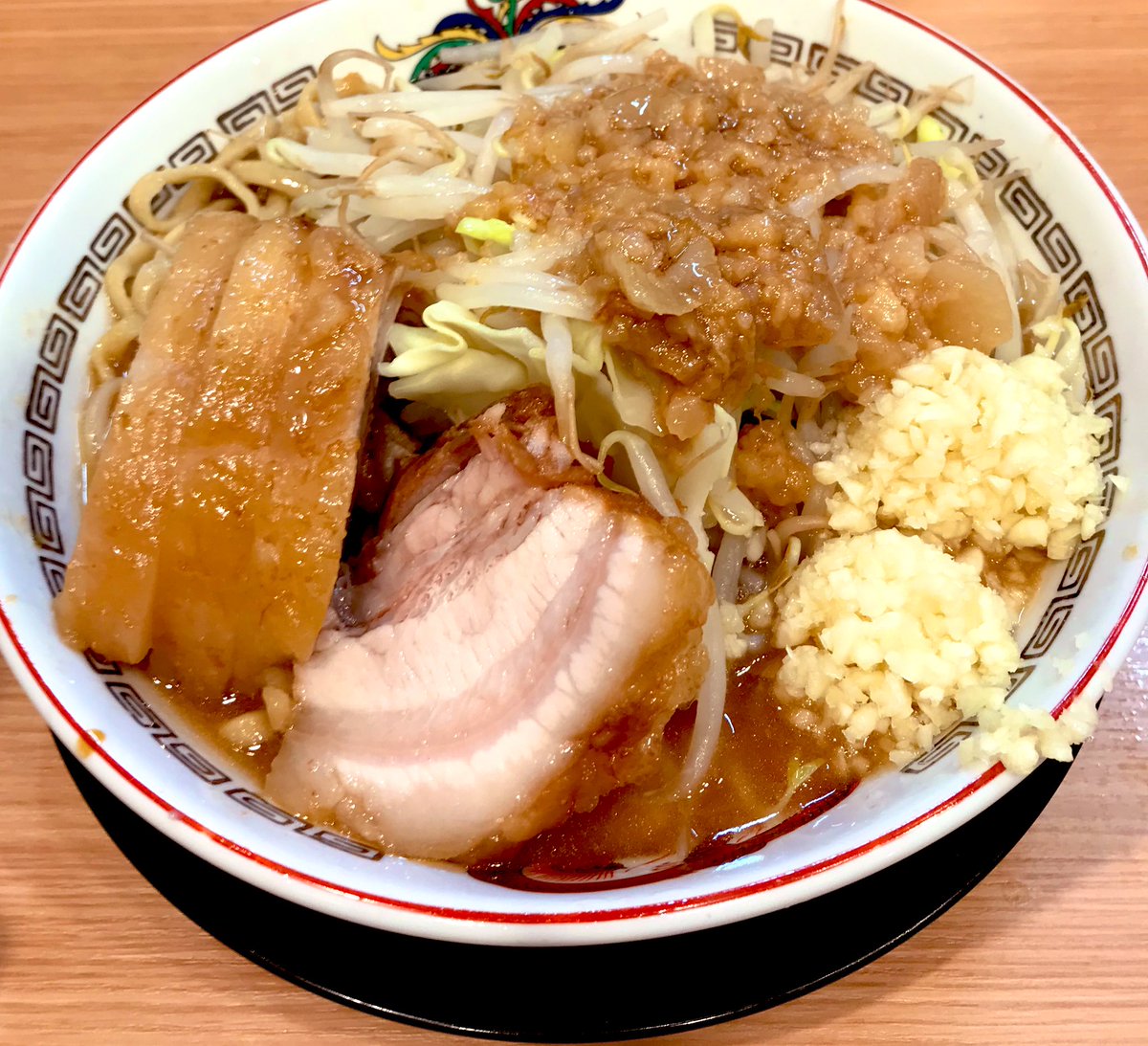 小ぶたニンニクマシマシアブラマシマシメンカタメ
熱々のシャキシャキ野菜よしっ！
硬めに頼んだ麺も熱々でよしっ！
豚柔らかくてよしっ！
脂よしっ！

スープはぬるいっ！