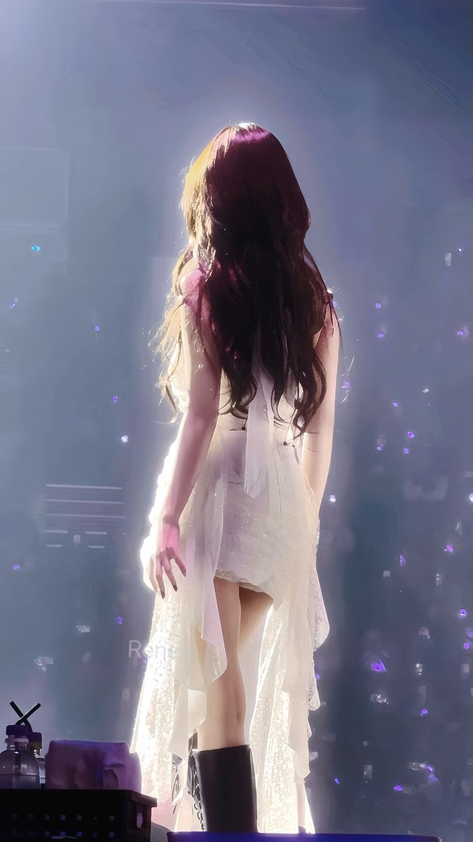 bluuist's tweet photo. even karina's back looks so divine https://t.co/xopGtUU6p7