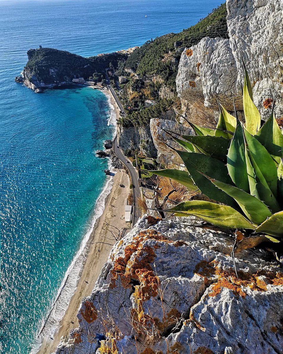 lamialiguria's tweet photo. 🌊 Iniziamo al meglio la settimana godendoci gli ultimi giorni del mare d’inverno con una passeggiata che porta al sentiero del #Pellegrino di #Varigotti 

📸 @simor86 https://t.co/yEzWRnBaFx