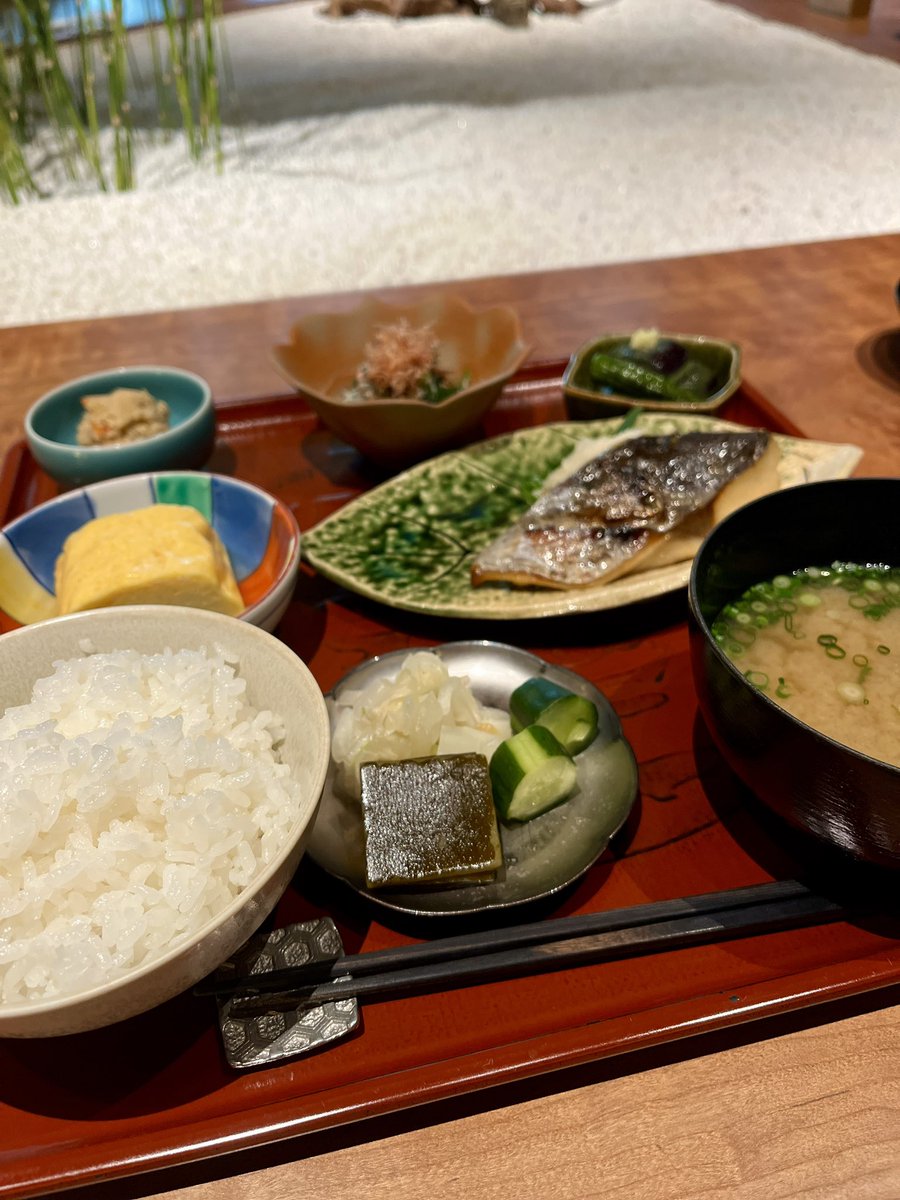 riribabe___'s tweet photo. 六本木「京都一の傳」
六本木で和食ランチ食べるなら圧倒的にこちらが大好き🥹おぼんにのった全てがおいしい。小鉢がたくさんのってる和定食って本当気分が上がるし「この組み合わせいいな」「お皿との色合わせもいいな」とか色々勉強になる（ﾒﾓﾒﾓ）。落ち着いたお店の雰囲気もタイプ過ぎます🫶 https://t.co/B3NmSdYqwF