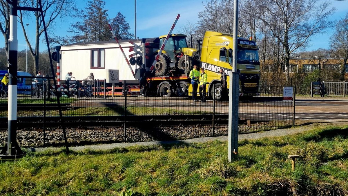 Vrachtwagen blokkeert spoorwegovergang in Castricum