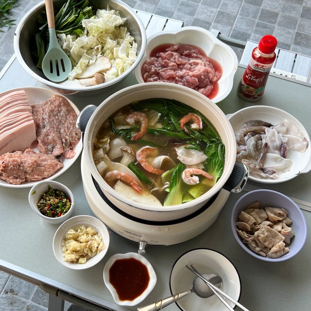 มึงงกูอยากกินชาบู หมูทะมากกก เลยกดสั่งของในแกร็บมาร์ท รอแปปเดียว อีห่า แกร็บถึงหน้าบ้านแล้วว ไวมากกกคุณพี่ นั่งยังไม่ทันหายเหนื่อย กูแบบหิวตอนไหนได้กินตอนนั้นของจริง อย่าล้อเล่นกับระบบ กูอึ้งงงจริง 😱 https://t.co/Ng1Ra8JPhx