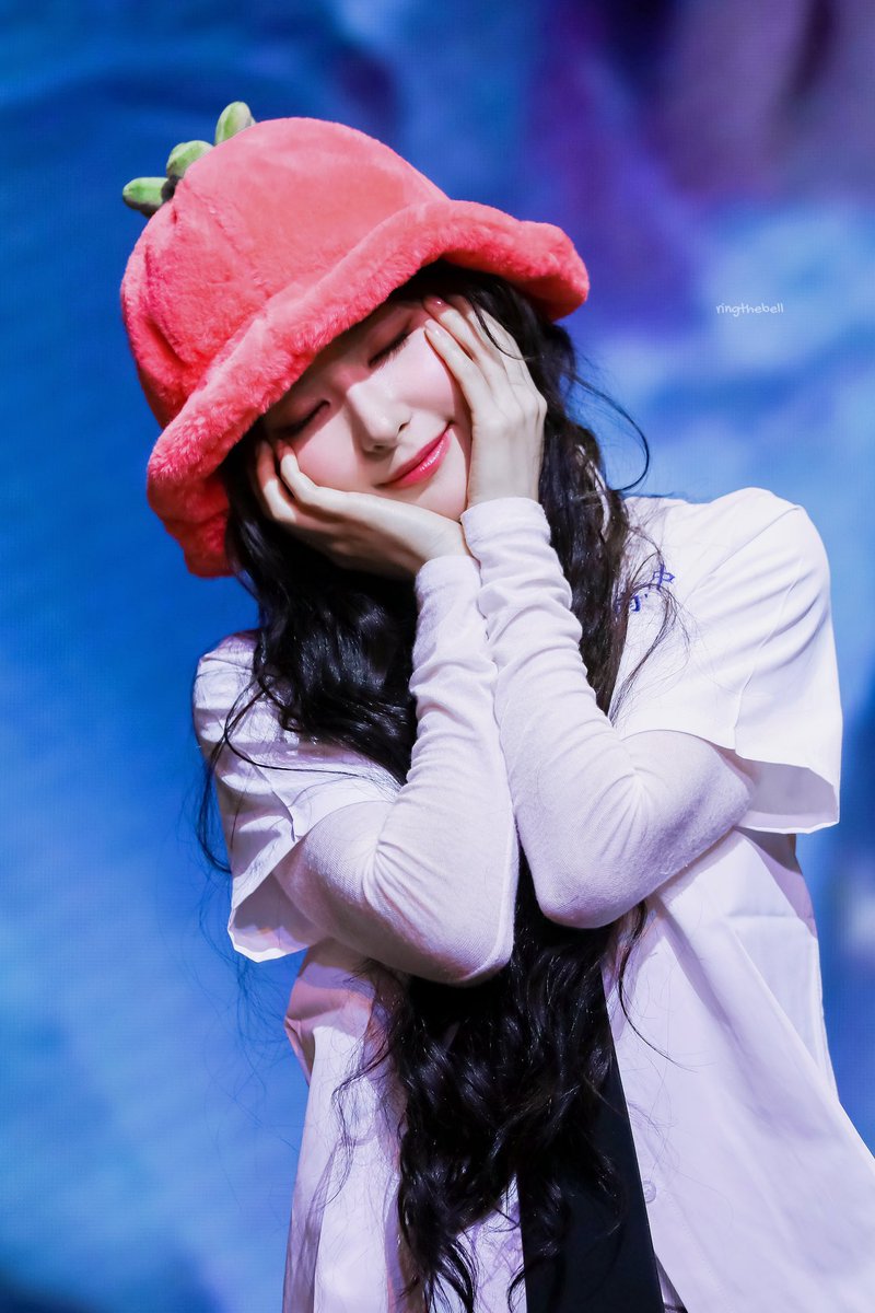 ringthebell_210's tweet photo. 250316 k4팬싸
🍅😆

#레드벨벳 #RedVelvet #슬기 #SEULGI https://t.co/QzZQiirrcp