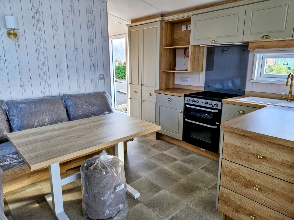 WaysidePark's tweet photo. 🆕 FOR SALE! 🆕

Swift Moselle Lodge Country 2023 - £59,995 Sale Price! 🤩

🌼 Located on Low Meadows
🛏️ 2 Bedrooms (Sleeps 6)
🛁 2 Bathrooms
📏 40 x 13 ft

Stylish and luxurious lodge from @swiftgroup

Find out more: https://t.co/ulGQ9OvZrx

#holidaylodgeforsale #bargain https://t.co/4iJ45ksE1R