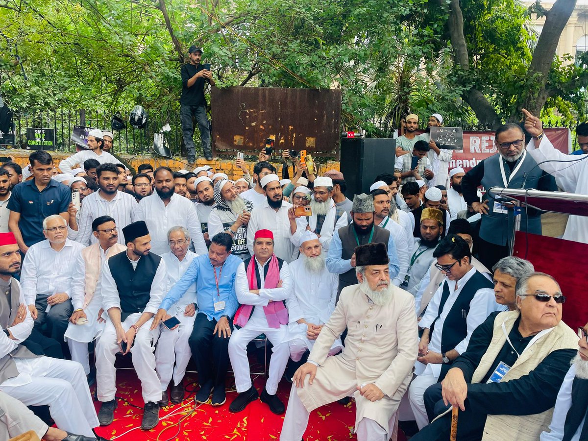 MPDharmendraYdv's tweet photo. माननीय राष्ट्रीय अध्यक्ष जी के निर्देशानुसार आज समाजवादी पार्टी के सांसदों के साथ ऑल इंडिया मुस्लिम पर्सनल लॉ बोर्ड (AIMPLB) द्वारा आयोजित वक्फ संशोधन विधेयक 2024 के खिलाफ दिल्ली के जंतर-मंतर पर धरना प्रदर्शन में शामिल होकर नए विधेयक का पुरजोर विरोध किया। https://t.co/dqk1HvJDi9