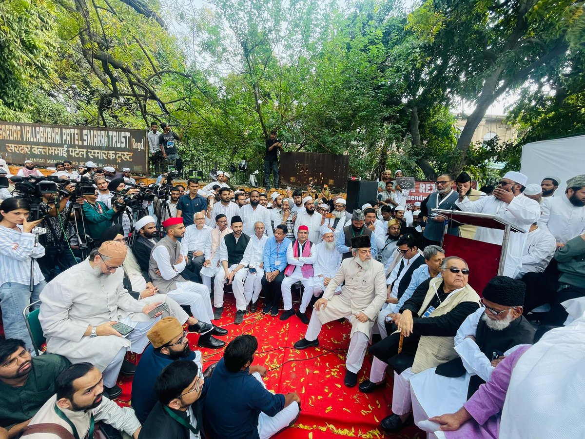 MPDharmendraYdv's tweet photo. माननीय राष्ट्रीय अध्यक्ष जी के निर्देशानुसार आज समाजवादी पार्टी के सांसदों के साथ ऑल इंडिया मुस्लिम पर्सनल लॉ बोर्ड (AIMPLB) द्वारा आयोजित वक्फ संशोधन विधेयक 2024 के खिलाफ दिल्ली के जंतर-मंतर पर धरना प्रदर्शन में शामिल होकर नए विधेयक का पुरजोर विरोध किया। https://t.co/dqk1HvJDi9