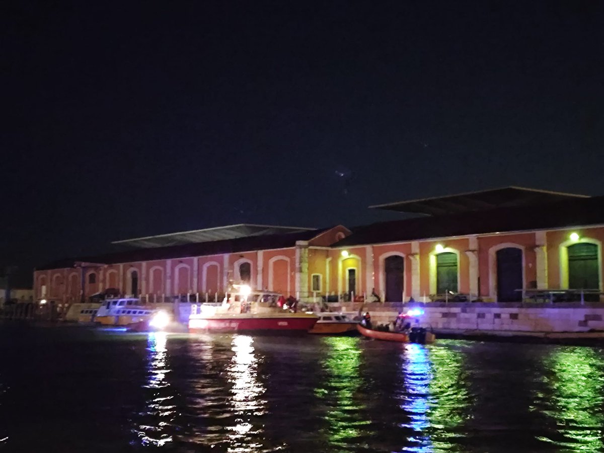 CP_Venezia's tweet photo. Soccorso della Capitaneria di porto - Guardia Costiera di Venezia, ieri sera. Un mezzo di Alilaguna che trasportava dipendenti dell’hotel Marriott verso Piazzale Roma ha segnalato un principio di incendio a bordo. https://t.co/tDqudeEge7