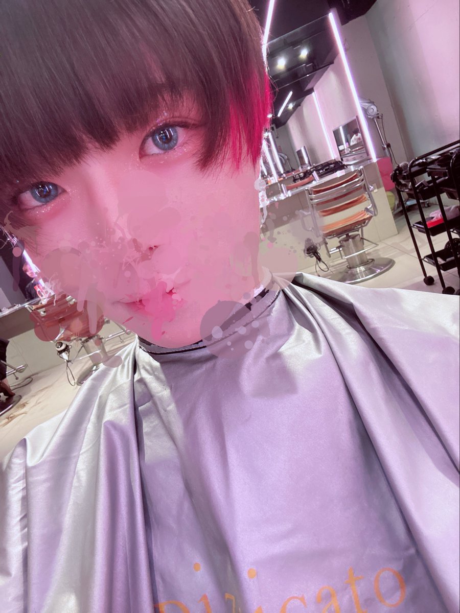 tyougakusei's tweet photo. 左: 髪切られ中
右: 終わった後 https://t.co/8mUsPFgZmr