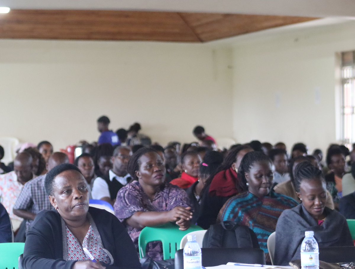 Kisubi_Mapeera's tweet photo. Yesterday, we held a fruitful Parent-Teacher Meeting for our S4 & S6 candidates, discussing key issues to support their success. We appreciate all parents who attended and shared valuable insights. Together, we shape a brighter future! #KIMSS #FutureAchievers https://t.co/M6LjtV9jsJ