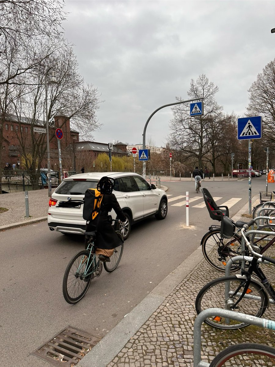 Kleine Erinnerung an <a href="/derjochen/">Jochen Biedermann</a>: An der Hobrechtbrücke in Neukölln fahren immer noch alle paar Sekunden KFZ illegal durch, weil ein Poller fehlt, und gefährden dabei oft Radfahrende. Wann wird nachgebessert? <a href="/pneumannberlin/">Peter Neumann</a>