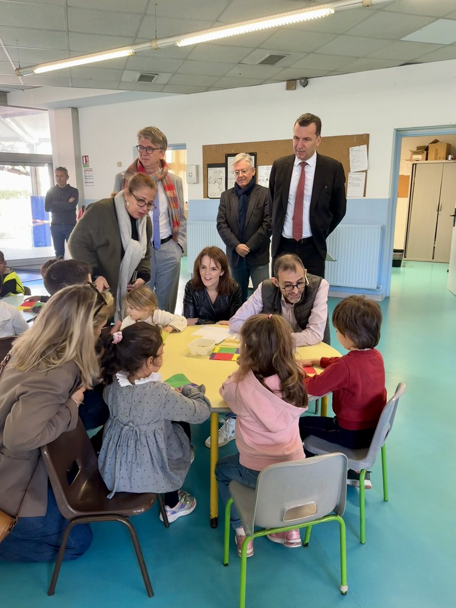 NatachaChicot's tweet photo. Élèves de maternelle de l’école Von Derwies et de 6e du collège Valéri à Nice, réunis autour d’ateliers alliant géométrie et motricité : tous nos établissements mobilisés pour montrer la place des maths dans notre quotidien et développer la culture scientifique  #SemaineDesMaths https://t.co/uWfSGZlWRr