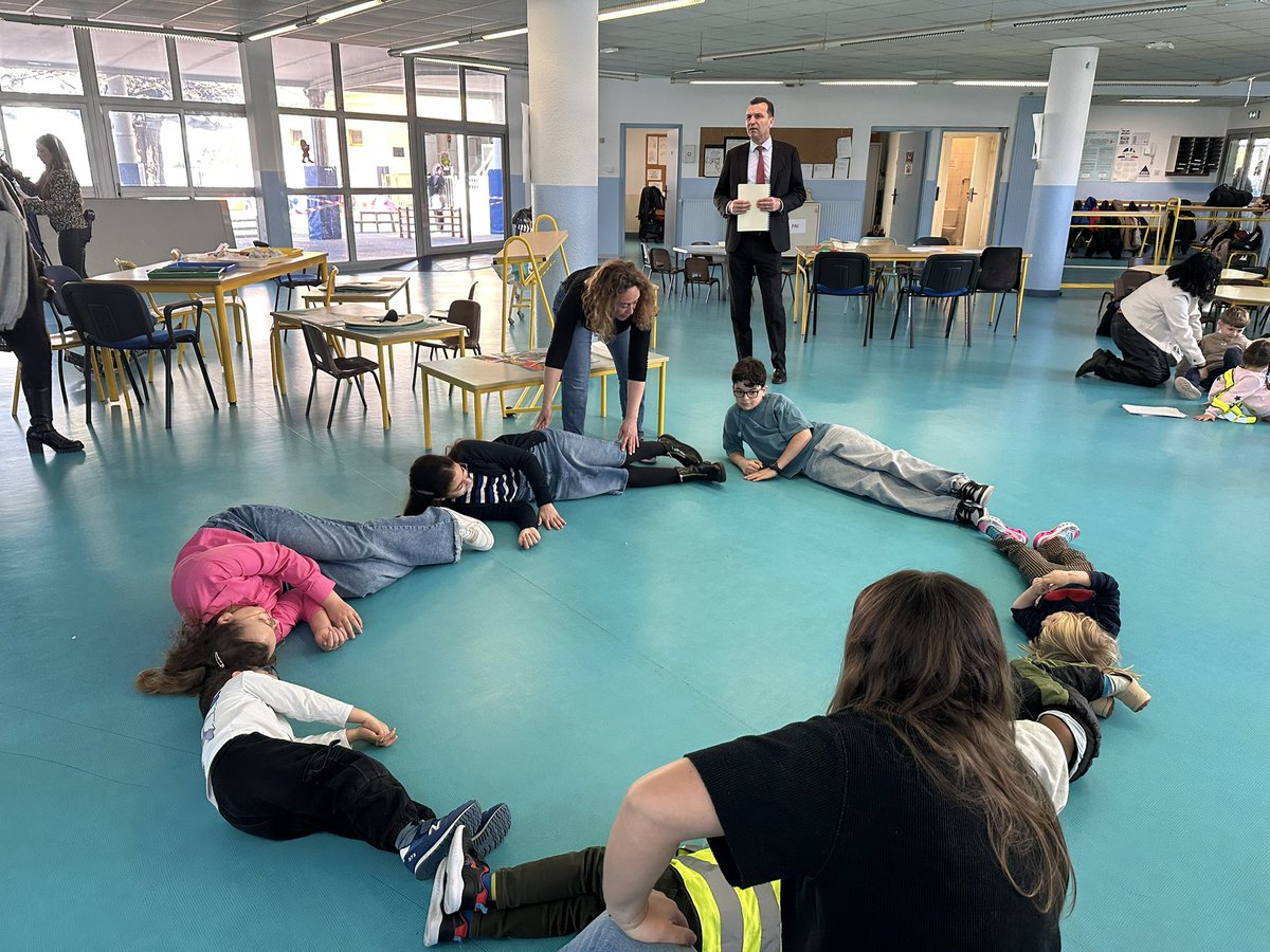 Élèves de maternelle de l’école Von Derwies et de 6e du collège Valéri à Nice, réunis autour d’ateliers alliant géométrie et motricité : tous nos établissements mobilisés pour montrer la place des maths dans notre quotidien et développer la culture scientifique  #SemaineDesMaths