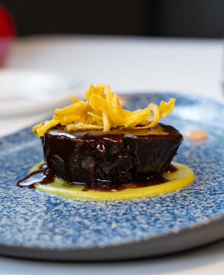 Restaurante Quema (@quema_rest) on Twitter photo ¡Nuestra carrillera de ternera glaseada, pure de brócoli y tallarines de plátano, no te dejará indiferente! ✨
Reservas:
☎️ 676 374 062
✉️ info@restaurantequema.com
💻 restaurantequema.com ¡Nuestra carrillera de ternera glaseada, pure de brócoli y tallarines de plátano, no te dejará indiferente! ✨
Reservas:
☎️ 676 374 062
✉️ info@restaurantequema.com
💻 restaurantequema.com