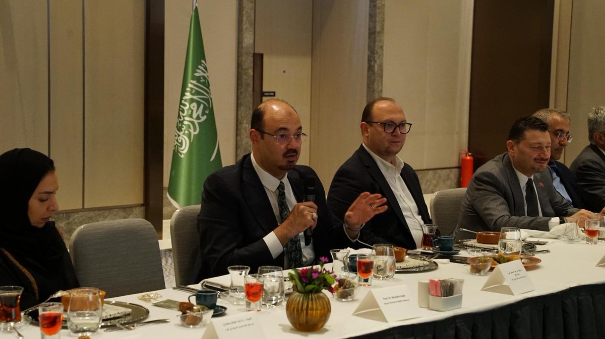 Suudi Arabistan Krallığı-Türkiye السفارة في تركيا (@ksaembassytr) on Twitter photo İki Kutsal Mescid Hizmetkarı’nın Türkiye Büyükelçi Sn.Fahad Abualnasr <a href="/FAD_ABU/">Fahad Abualnasr فهد أسعد أبوالنصر</a>, Büyükelçilik Kültür Ataşeliği tarafından Türkiye’de öğrenim gören erkek ve bayan Suudi öğrenciler için İstanbul'da düzenlenen Ramazan İftar programına katıldı. İki Kutsal Mescid Hizmetkarı’nın Türkiye Büyükelçi Sn.Fahad Abualnasr <a href="/FAD_ABU/">Fahad Abualnasr فهد أسعد أبوالنصر</a>, Büyükelçilik Kültür Ataşeliği tarafından Türkiye’de öğrenim gören erkek ve bayan Suudi öğrenciler için İstanbul'da düzenlenen Ramazan İftar programına katıldı.