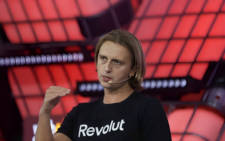 Ce consultant a perdu 1000€ en frais bancaires et a donc créé une app qui vaut 33 milliards $.

Elle compte désormais 38 millions de clients – et cette fonctionnalité coûtera des milliards à BNP PARIBAS.

Voici l'histoire de Revolut, la néo-banque qui révolutionne la finance :