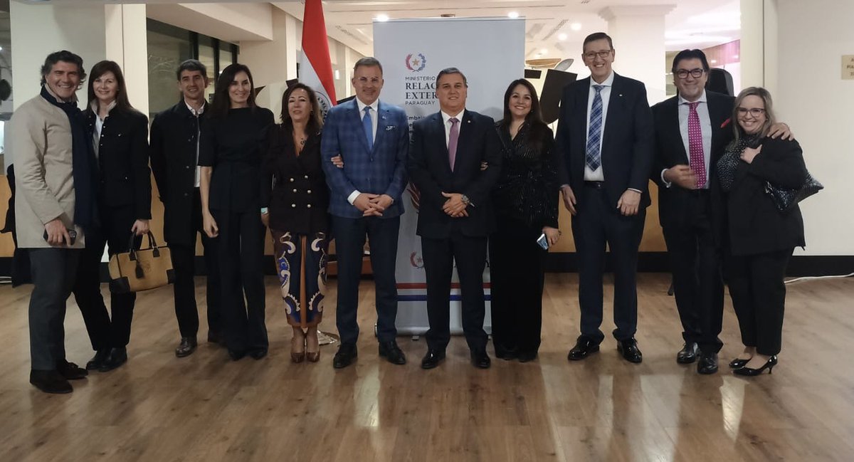 En Santiago de Compostela, se celebró una velada paraguaya con música y danza de nuestro país. El Embajador destacó el reconocimiento de la Guarania como Patrimonio Cultural Inmaterial de la Humanidad. Participaron autoridades locales, empresarios y la comunidad pya. en Galicia🇵🇾