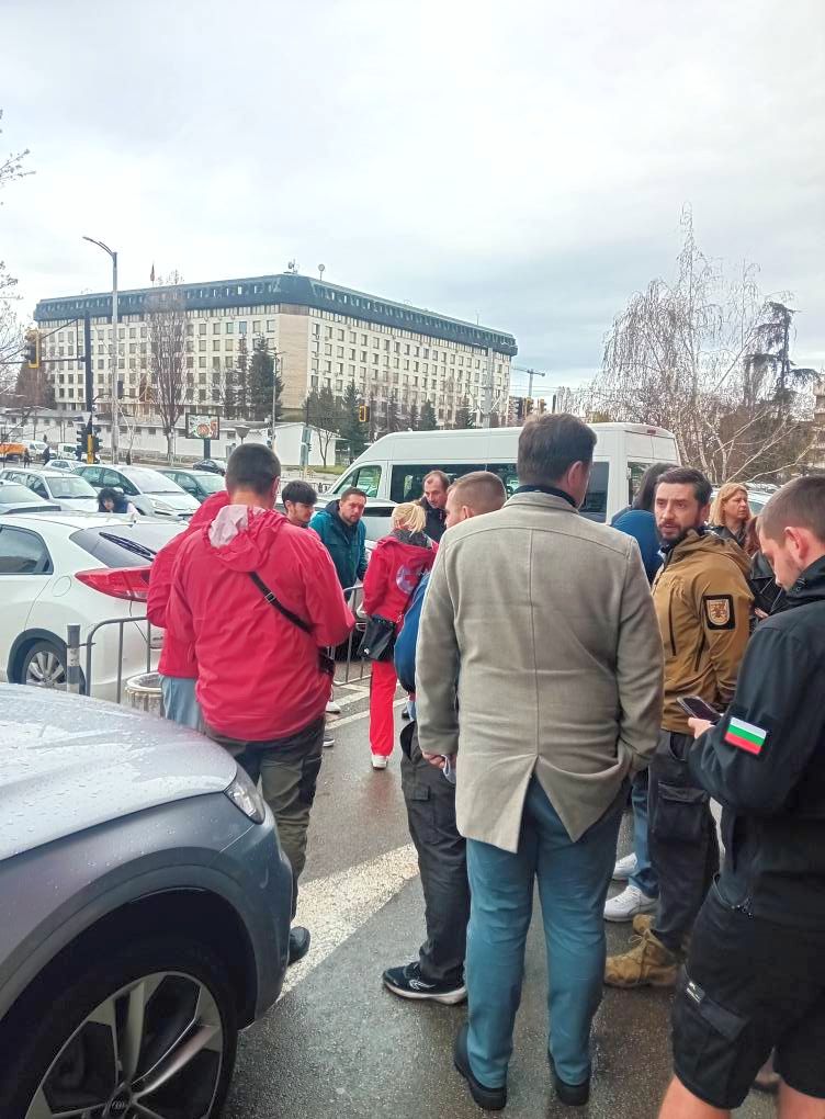 Во моментов бугарски државјани во #Софија даруваат крв за жртвите од #Кочани кои се лекуваат во #Бугарија.

#София, #България, в този момент! Български граждани даряват кръв за спасяването на живота на младежите, които пострадаха в пожара в Кочани в ранните часове на 16 март.