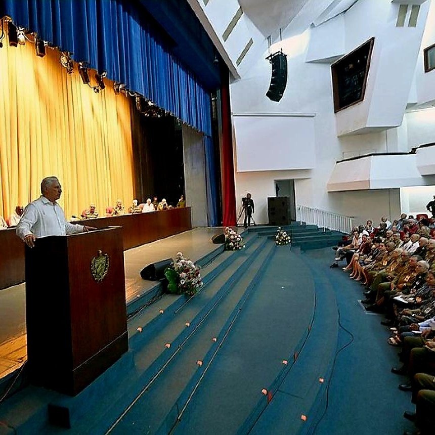 CentralEjercito's tweet photo. "El futuro de la Patria está en los jóvenes, pero la fuerza del ejemplo está en los combatientes." - @DiazCanelB. La VI Conferencia de la @AcrcNacional nos inspira a seguir adelante con dignidad y firmeza. ¡Viva  #Cuba Libre! 🇨🇺 #CubaVencerá https://t.co/oJ7DJPDhVF