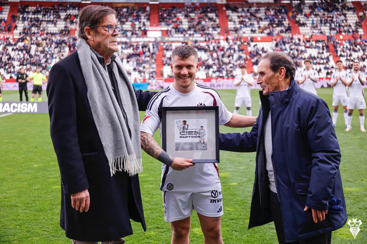 Una marca que deja huella 🤍

<a href="/JuanmitaGG/">Juanma garcia</a> fue ovacionado por la afición y recibió un obsequio conmemorativo antes del #AlbaceteBPMálaga por sus 💯 partidos con el Albacete 👏🏻