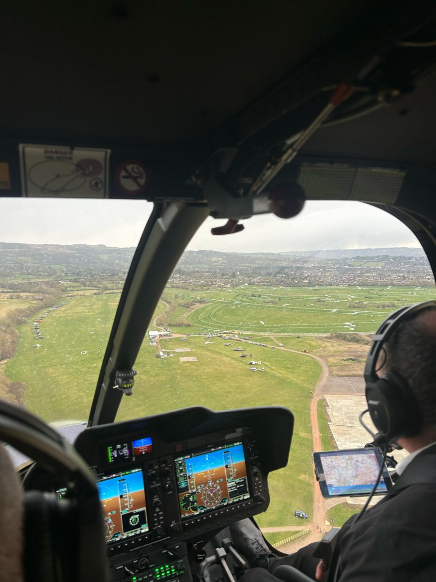 HeliflightUK's tweet photo. A few more photos from #CheltenhamFestival 2025. #CheltenhamRaces 🐎🚁🐎🚁 https://t.co/pNPqVWVYj7