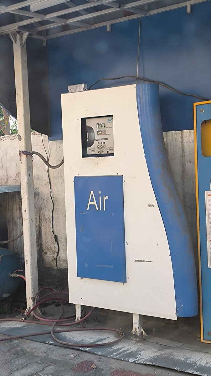 AtulBindal343's tweet photo. This is the fuel station by @BPCLimited  @cmdbpcl where this tyre pressure machine is just a showcase, Since the pump is established I've never seen this machine working properly Never a staff is there for operating it. 
It requires an urgent attention @PetroleumMin . https://t.co/OVbzyq3tOz