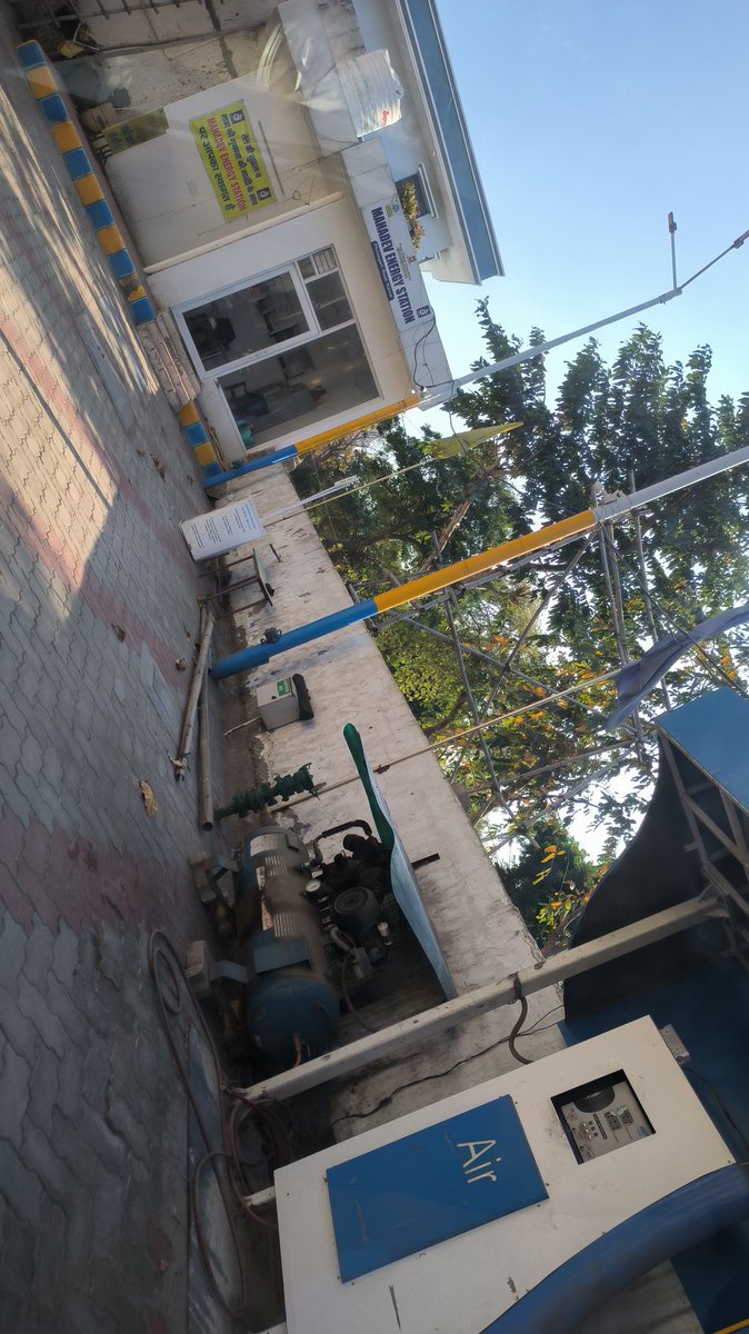 AtulBindal343's tweet photo. This is the fuel station by @BPCLimited  @cmdbpcl where this tyre pressure machine is just a showcase, Since the pump is established I've never seen this machine working properly Never a staff is there for operating it. 
It requires an urgent attention @PetroleumMin . https://t.co/OVbzyq3tOz