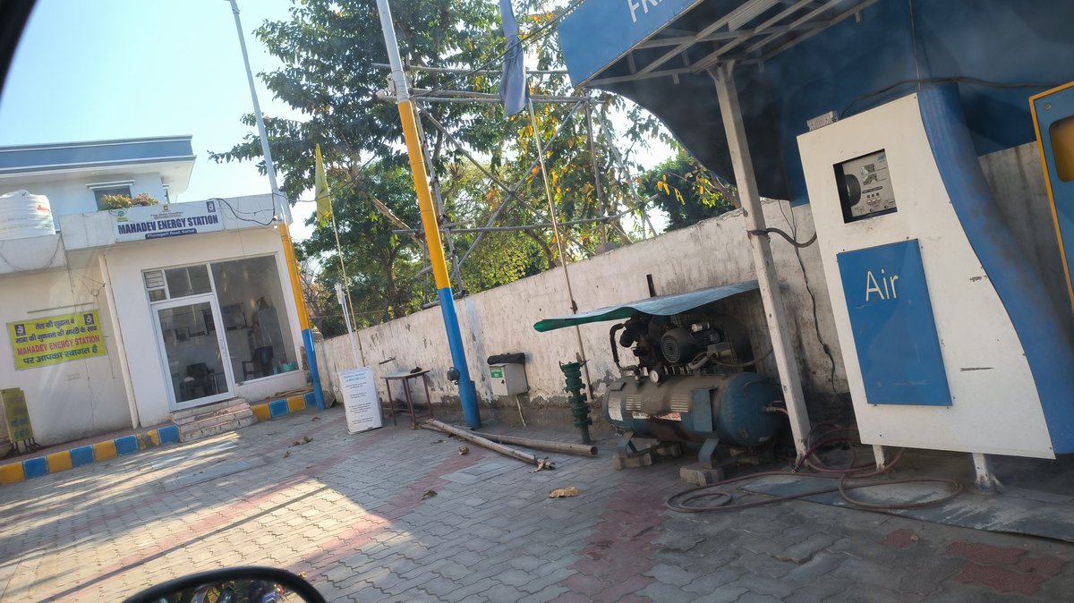 AtulBindal343's tweet photo. This is the fuel station by @BPCLimited  @cmdbpcl where this tyre pressure machine is just a showcase, Since the pump is established I've never seen this machine working properly Never a staff is there for operating it. 
It requires an urgent attention @PetroleumMin . https://t.co/OVbzyq3tOz