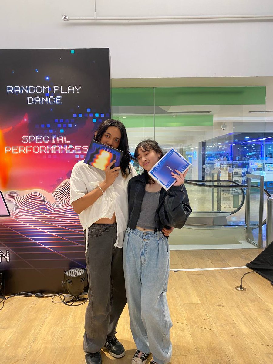 saero_prod's tweet photo. [03162025]

CONGRATULATIONS to our lovely K-POP Random Play Dance winners! 🥳🎁

#SaeroProductions #SaeroEvents #SaeroGives #KpopStatic #InTheZone #KPOP #SMCyberzone https://t.co/8BF8ZVEF2g