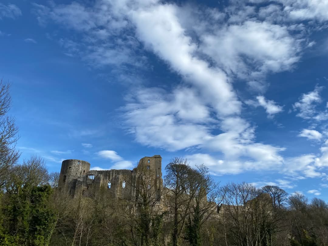 The Tees has always shaped the landscape of Barnard Castle. Overlooked by the 12th-century fortress, the river flows under County Bridge, which has spanned the Tees since 1569.
Whether you're exploring history or enjoying the views, the River Tees is at the heart of this town🏰🌊