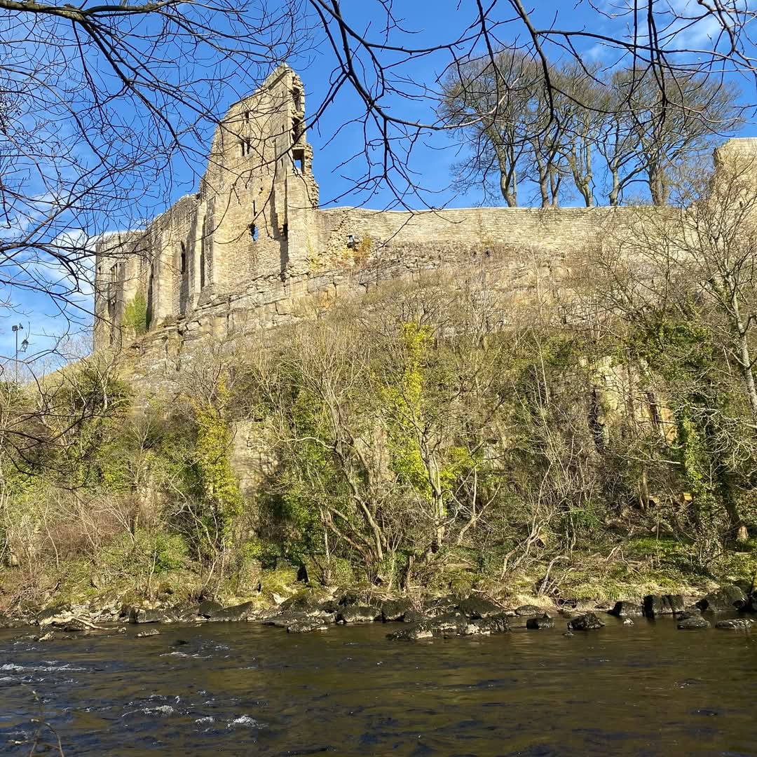 teesriverstrust's tweet photo. The Tees has always shaped the landscape of Barnard Castle. Overlooked by the 12th-century fortress, the river flows under County Bridge, which has spanned the Tees since 1569.
Whether you're exploring history or enjoying the views, the River Tees is at the heart of this town🏰🌊 https://t.co/ulGNCxKfQq