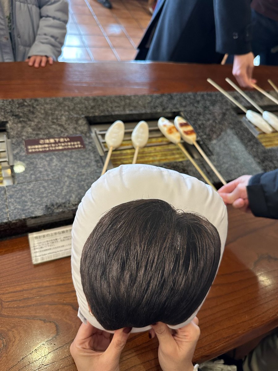 hyuuuu13's tweet photo. ちゃかさんぽ 
〜はじめての笹かま焼き体験〜
(結構人いたのよ←) https://t.co/HRZGJvgWTf