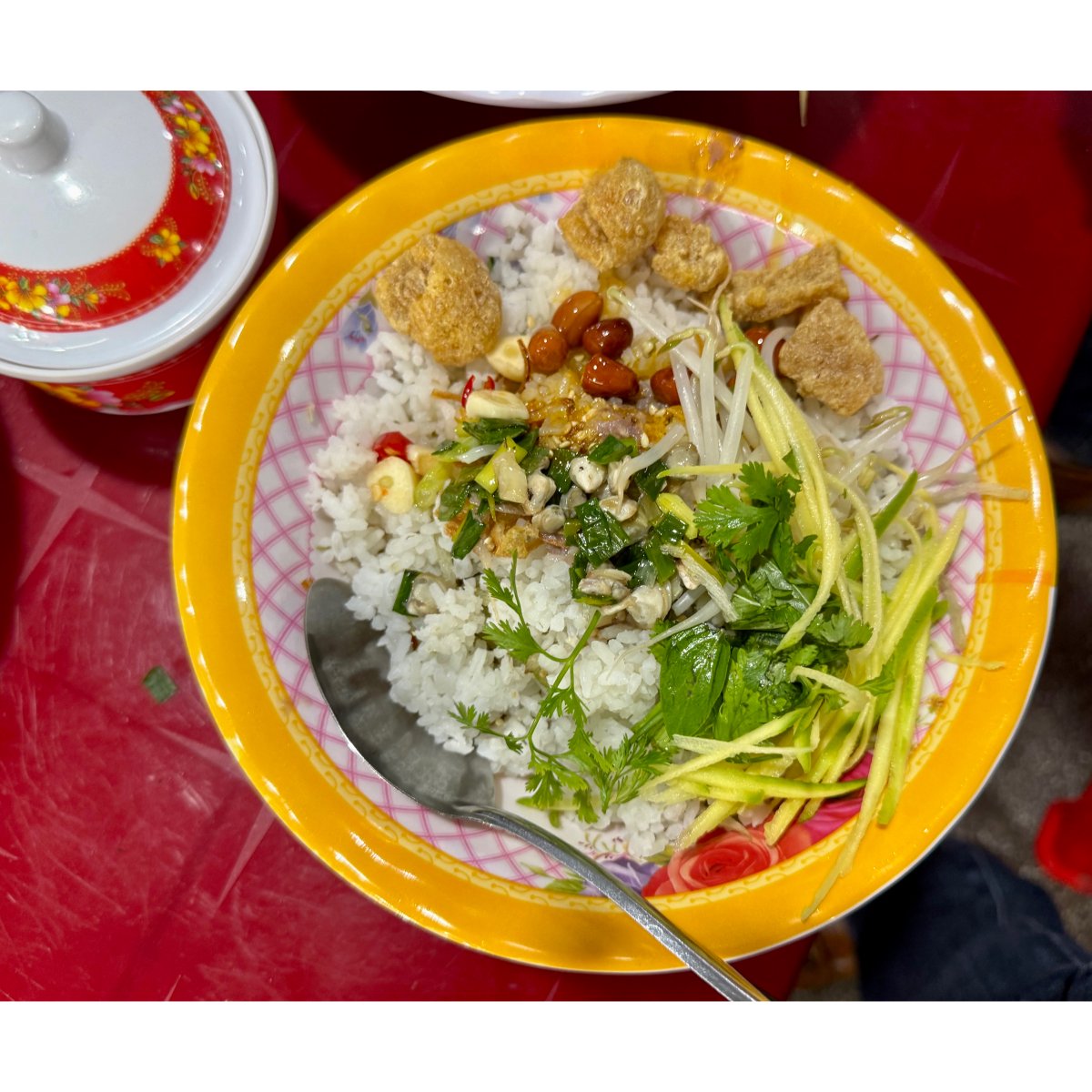 mcvietthao's tweet photo. Việt Thảo trở lại Huế, có ý tìm lại O Bán chè năm xưa. Nên sáng ngày 23 tháng 2 năm 2025, Việt Thảo ghé chợ Đông Ba. Trên đường đi, thấy Mì và Cơm Hến ngon quá, nên ghé vào ủng hộ luôn.
.
#vietthao #mcvietthao #mcv #hue #chodongba #comhen #mihen https://t.co/cNf0bpSObE