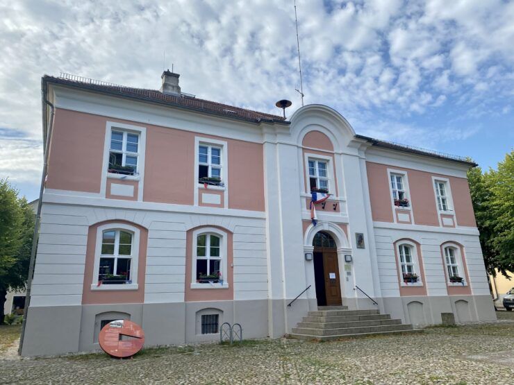 Uckermark_tmu's tweet photo. Literatur am Marktplatz! 📚 Erlebe morgen ab 13:30 Uhr die Texte von Mascha Kaléko, Kurt Tucholsky & Co. in Lychen. Scharf, ironisch & erfrischend zeitgemäß! 🔗 https://t.co/vrBFt6DgHs #Uckermark #Lychen #Literatur https://t.co/l2uAEDKfRS