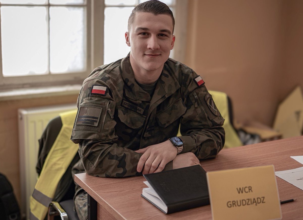 WCRGrudziadz's tweet photo. Dziś w #3psap w Chełmnie odbyło się wcielenie kolejnego turnusu #DZSW, w którym wziął udział przedstawiciel @WCRGrudziadz. Szkolenie trwać będzie 27 dni i zakończy się uroczystą przysięgą - 12 kwietnia 2025 r. 🫡🇵🇱

@MON_GOV_PL @ZolnierzRP https://t.co/skQ3YoiVvw