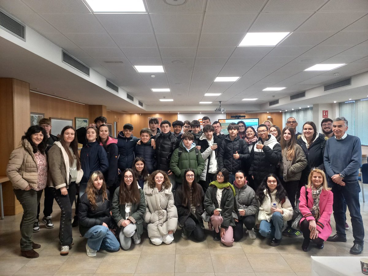 belenpinar's tweet photo. Alumnos de 3º ESO con Iniciativa Emprendedora de @IesPinarOficial  han visitado las instalaciones de Collosa gracias a la colaboración de Fundación Empresa Familiar @EFCyL Muy interesante para los alumnos conocer su ADN  y su compromiso medioambiental @BlogAmpa @OndaPinar https://t.co/4u7mLWAx94