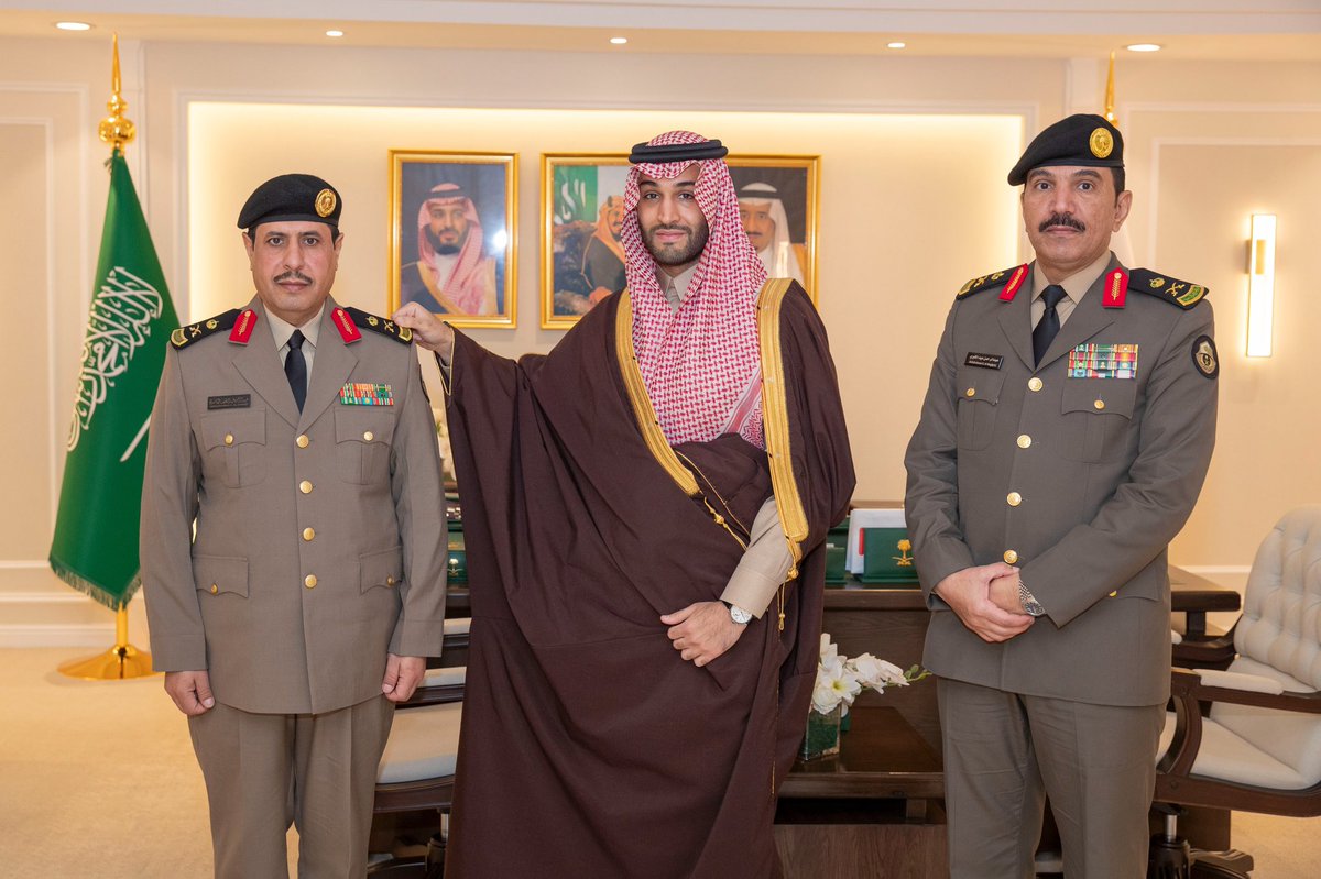 سـمـو #نائب_أمير_منطقة_الجوف يُقلّد نائب مدير شرطة المنطقة رتبته الجديدة

spa.gov.sa/N2282979

#استثمر_بالجوف
#الجوف_سلة_غذاء_المملكة
#الجوف_عاصمة_الطاقة_المتجددة