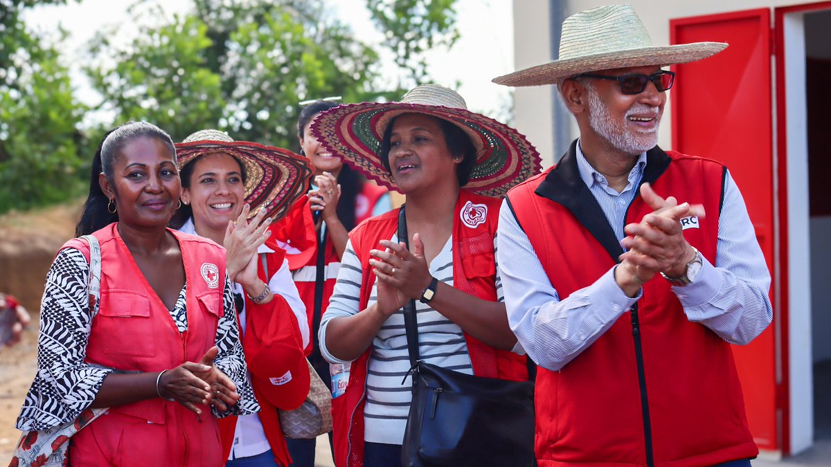 Climate Centre (@rcclimate) on Twitter photo .<a href="/RCClimate/">Climate Centre</a> happy today to publish <a href="/carott_/">Mialy Caren Ramanantoanina</a>'s story on this new partnership for work on locally led #climate #resilience (2024 file pic, <a href="/jagan_chapagain/">Jagan Chapagain</a>'s visit to <a href="/MadaRedCross/">Malagasy Red Cross</a> last year referred to in her story) - bit.ly/4kVBnlJ .<a href="/RCClimate/">Climate Centre</a> happy today to publish <a href="/carott_/">Mialy Caren Ramanantoanina</a>'s story on this new partnership for work on locally led #climate #resilience (2024 file pic, <a href="/jagan_chapagain/">Jagan Chapagain</a>'s visit to <a href="/MadaRedCross/">Malagasy Red Cross</a> last year referred to in her story) - bit.ly/4kVBnlJ