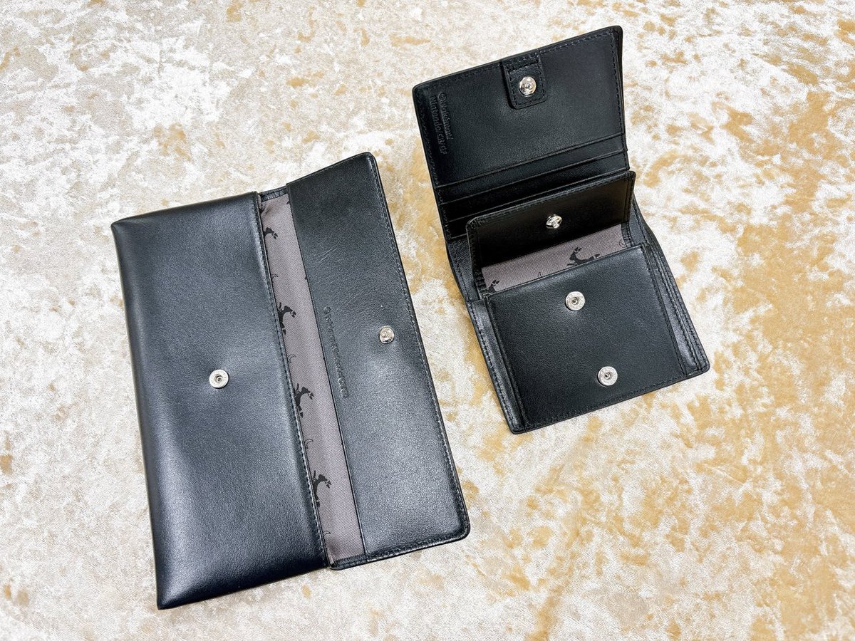 イタリアンレザーを使用したお財布などのグッズ 裏生地にもブラッキー