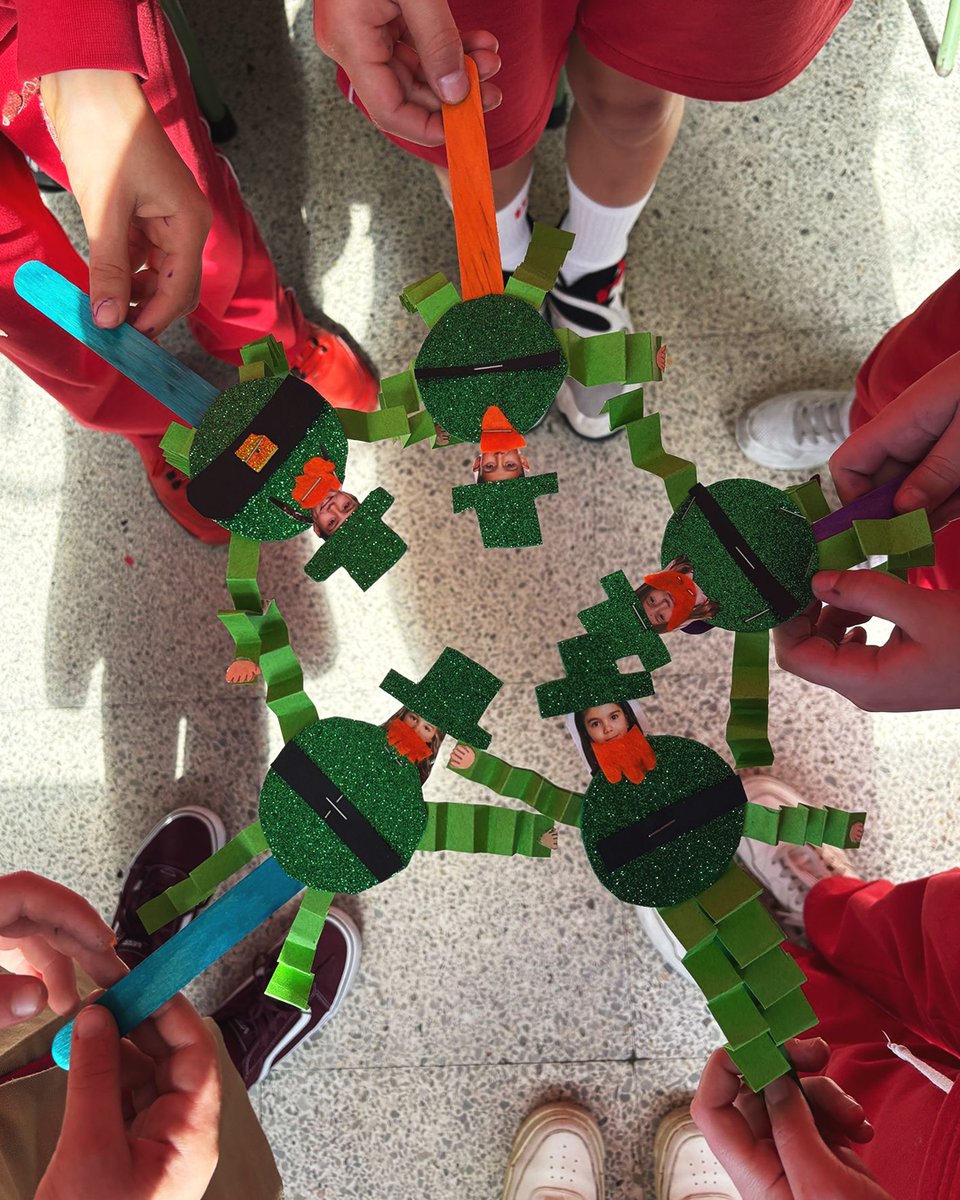 🍀 ¡Celebramos #SanPatricio con creatividad! 🍀Los alumnos y alumnas del colegio <a href="/NtraSradeLaPaz/">La Paz Torrelavega</a> han hecho estas manualidades para conmemorar el día. 🍀 🇮🇪 #Idiomas #Extraescolares #NosGustaEducar #Activa #ActivaCantabria