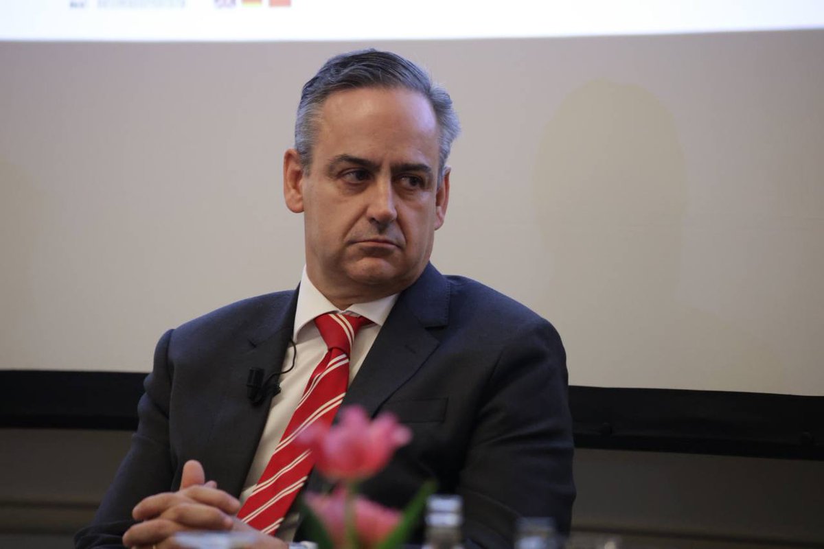 Madridiario's tweet photo. #innovacioneducativa Carlos Madruga, presidente ejecutivo del Grupo Educare: "No tiene nada que ver el smartphone con un ordenador de uso educativo. Es peligrosísimo porque es donde están las redes sociales. Dinamita para los adolescentes".

🎥https://t.co/nSOIZZK9hN

#Madridiario #Educación