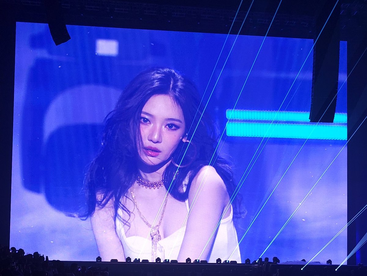 전광판 찢은 닝닝