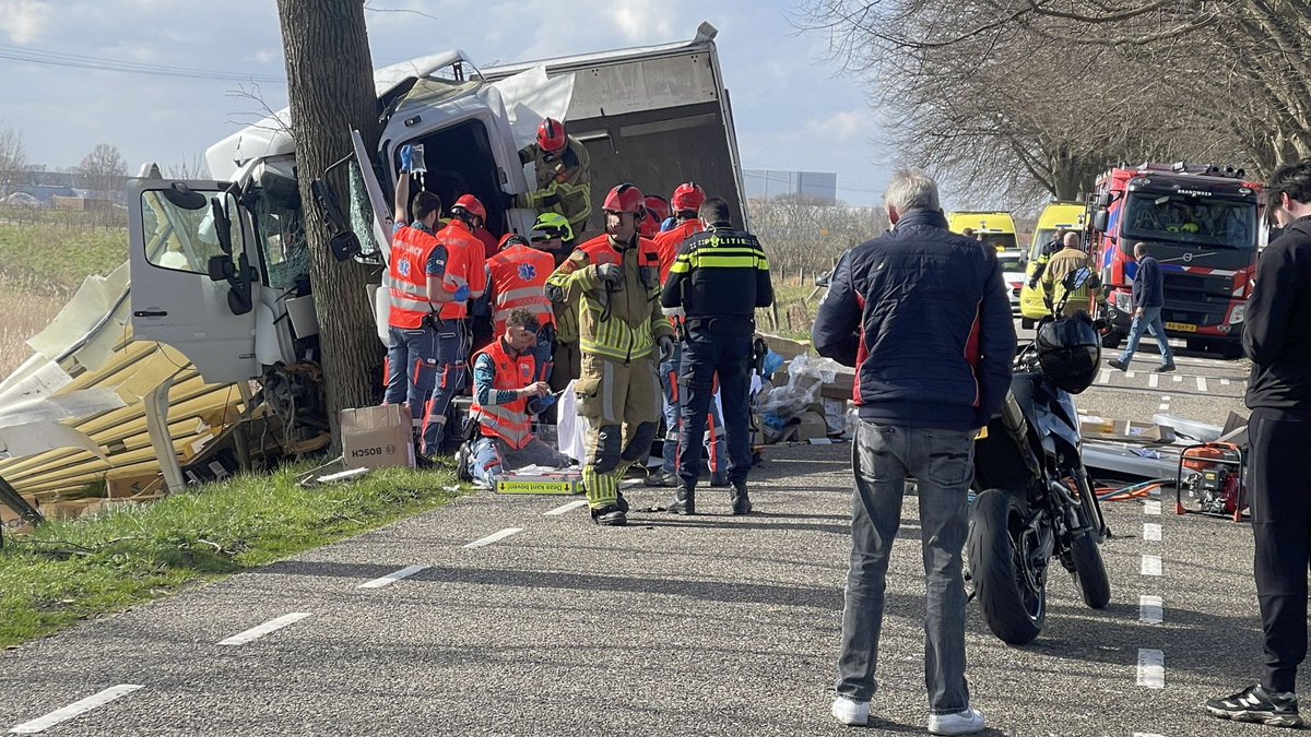 Heftig ongeval op de Zomerdijk, chauffeur bekneld