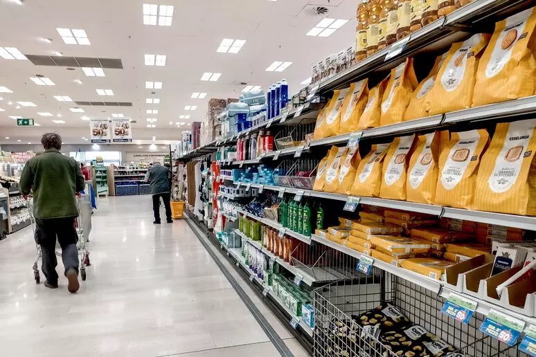 Frances99687883's tweet image. #Istat,cresce a febbraio l’#inflazione sul carrello della #spesa: +0,2% rispetto a gennaio; + 1,6% rispetto a febbraio 2024. Beni alimentari,cura della persona e della casa,energia. Non la vogliamo organizzare una grande piazza per sentirci meno soli?