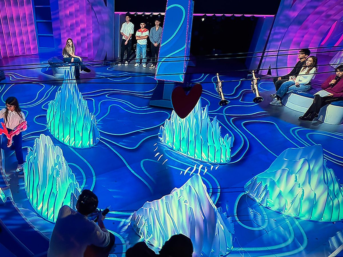 daqstudio's tweet photo. Studi Titanus-Elios in Roma
C'è Posta per Te 2025 ed. 28
Ideazione scene: DangeloQuerzola -DAQstudio di Lucia D'Angelo e Cristina Querzola
Conduzione:Maria De Filippi
Produzione:Fascino pgt
Regia:Paolo Carcano
Dop: Marco Vignanelli
#DAQStudio #CePostaperTe #BACKSTAGE #AscoltiTv https://t.co/DuuaLItUDT