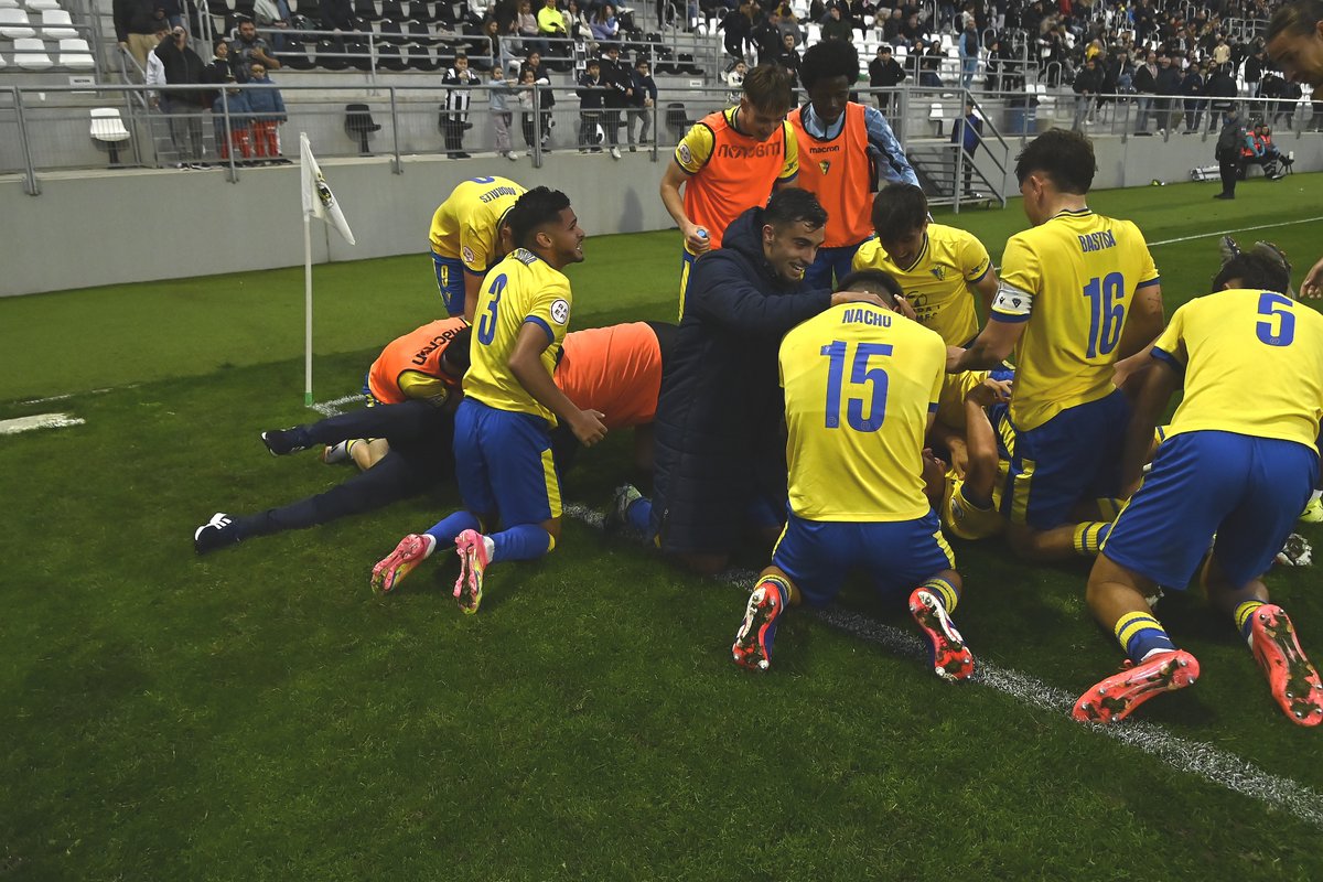 Cádiz CF Mirandilla - Cantera Cádiz CF (@cadiz_cfcantera) on Twitter photo ✍️ CRÓNICA | 0-2 El Mirandilla asalta La Línea con un triunfo trabajado.
El #Mirandilla logró una victoria de oficio en su visita a la <a href="/RBL1912/">Real Balompédica Linense</a> tras un encuentro en el que el dominio y la insistencia tuvieron su recompensa en los minutos finales.
cadizcf.com/noticias/el-mi… ✍️ CRÓNICA | 0-2 El Mirandilla asalta La Línea con un triunfo trabajado.
El #Mirandilla logró una victoria de oficio en su visita a la <a href="/RBL1912/">Real Balompédica Linense</a> tras un encuentro en el que el dominio y la insistencia tuvieron su recompensa en los minutos finales.
cadizcf.com/noticias/el-mi…
