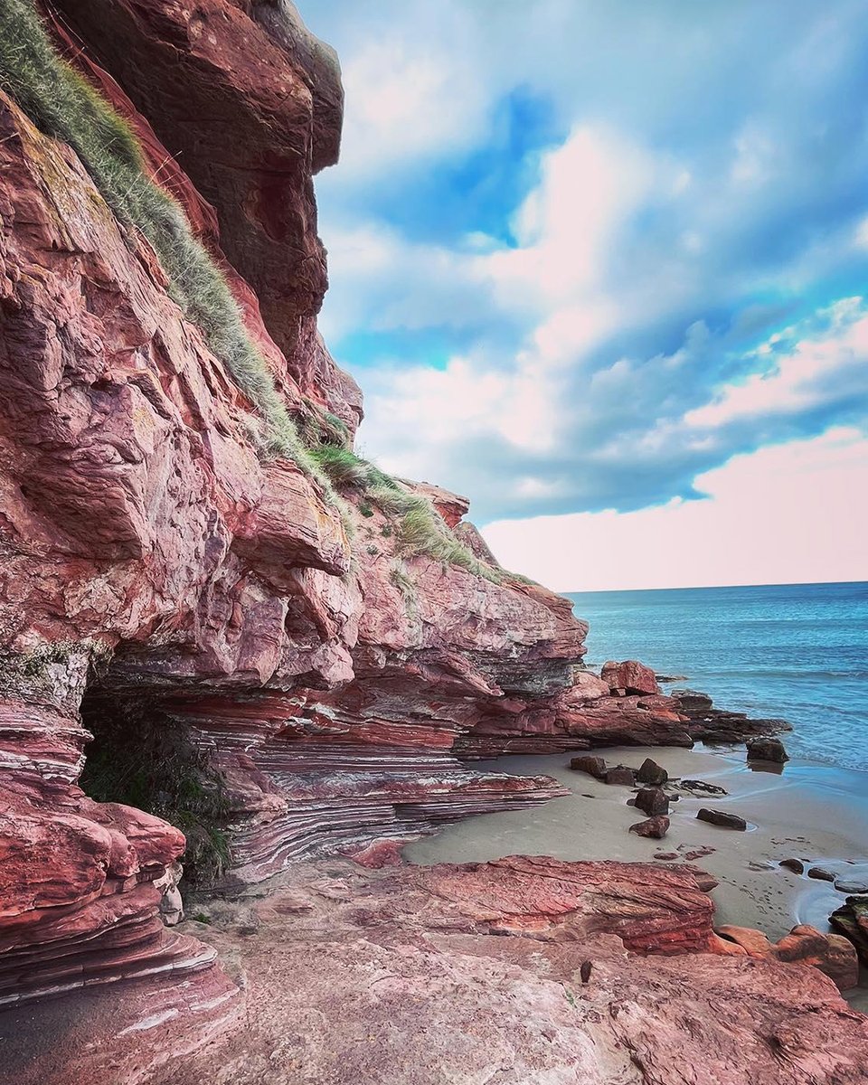 The stunning sandstone cliffs at Pease Bay near Cockburnspath in the Scottish Borders are a absolute delight.
📌Pease Bay, the Scottish Borders.
📷barefoot.beach_bungalow
#Scotland